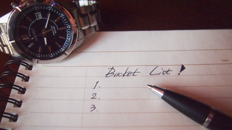 The beginning of a hand-written bucket list, yet to be filled out